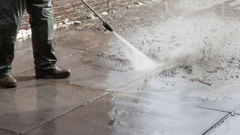 How do pressure washing services work